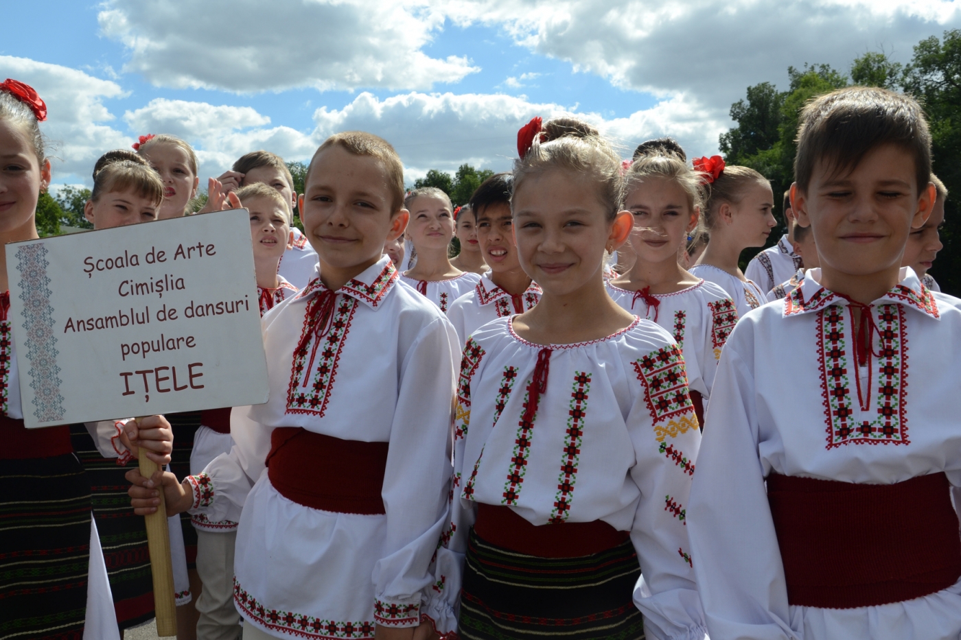 Национальные дни каждый день. Лимба ноастрэ в Молдавии. Национальный праздник Молдовы лимба Ноастра. Лимба ноастрэ — национальный день языка в Республике Молдове. Молдавия праздник.