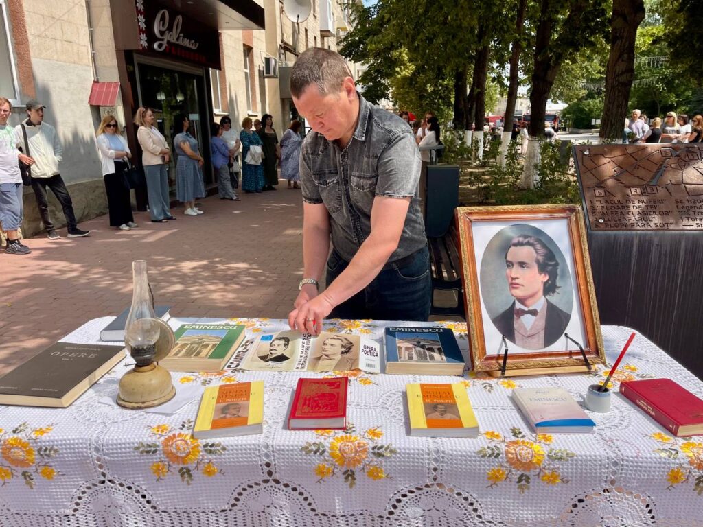 photo_5359799855045800935_y